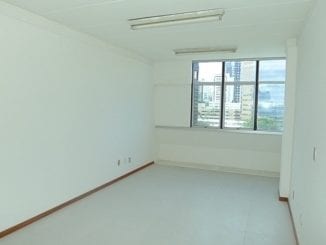 Recém reformada, toda no porcelanato, com 1 banheiro e 1 vaga de garagem privativa.