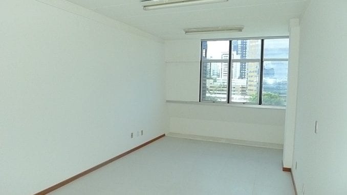 Recém reformada, toda no porcelanato, com 1 banheiro e 1 vaga de garagem privativa.