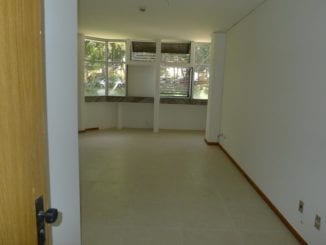 Recém reformada, toda no porcelanato, com 1 banheiro e 1 vaga de garagem privativa.