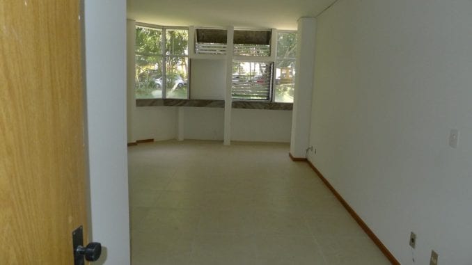 Recém reformada, toda no porcelanato, com 1 banheiro e 1 vaga de garagem privativa.