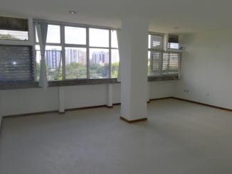 Recém reformada, toda no porcelanato, com 1 banheiro, 1 vaga de garagem privativa e próxima ao elevador.