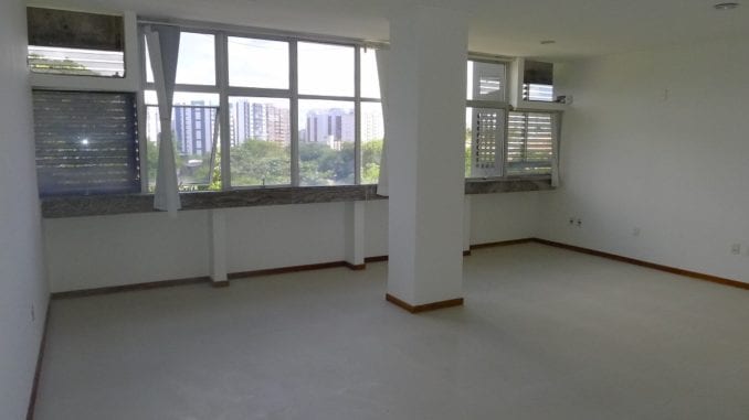 Recém reformada, toda no porcelanato, com 1 banheiro, 1 vaga de garagem privativa e próxima ao elevador.